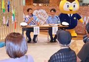 　トークショーで持ちネタの「甘ーい！」を披露するタレントの井戸田潤さん（左）＝７日午後、名古屋市