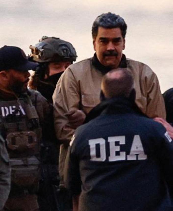 　ヘリポートから裁判所に向かうベネズエラのマドゥロ大統領（右奥）＝５日、米ニューヨーク・マンハッタン（ロイター＝共同）