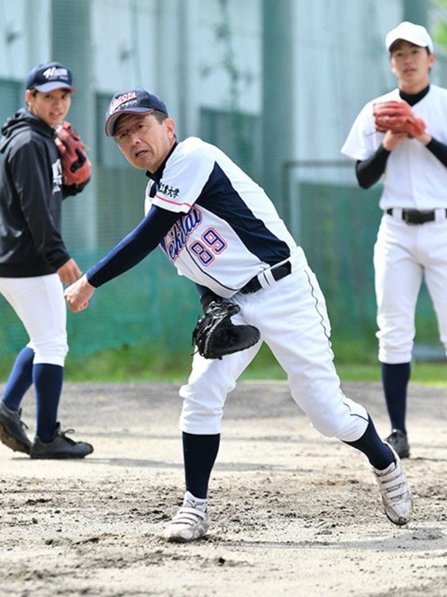 守備練習をする加藤文彦さん。ノッカーや部員から「跳べ、跳べー！」の掛け声を受け、ボールに食らい付く場面もあった＝名古屋市千種区、名古屋工業大千種グラウンド
