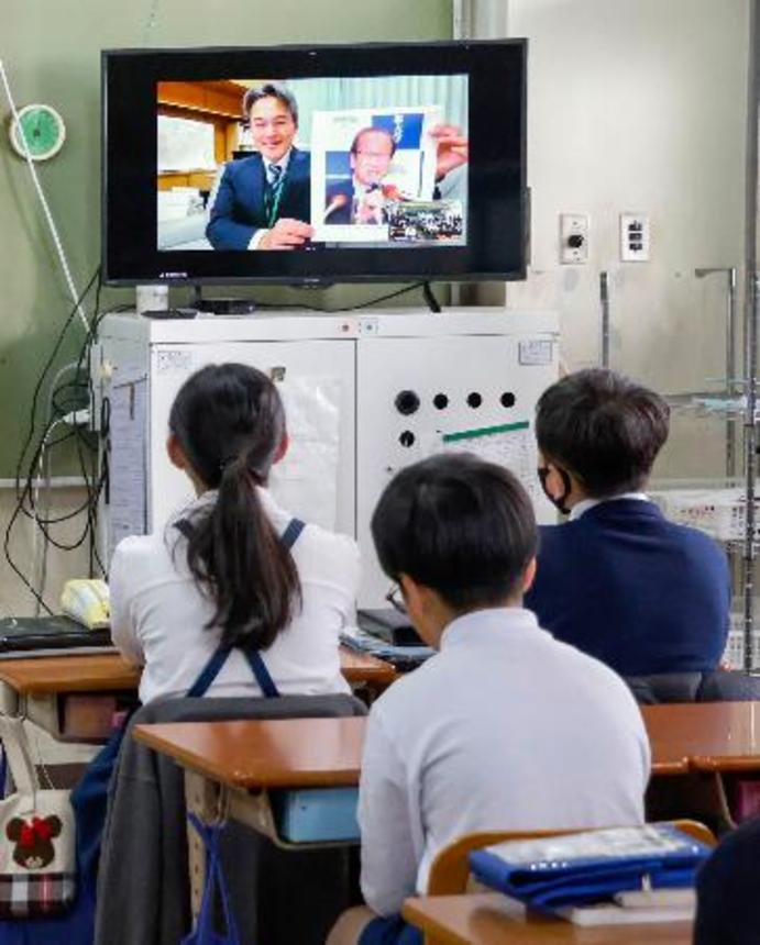 　校内放送でノーベル賞について学ぶ児童たち＝１１日午前、大阪府寝屋川市