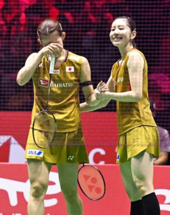 　女子ダブルス準決勝で敗退した志田千陽（右）、松山奈未組＝パリ（共同）