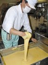 生地の粘度を確認する稲垣伸作社長