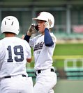 １年生ながら３安打の活躍で打線を引っ張った岐阜第一の水野＝長良川球場
