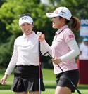 　第２ラウンド、１７番でバーディーを奪い、タッチを交わす古江彩佳（右）、西村優菜組。通算１１アンダーで２位＝ミッドランドＣＣ（共同）