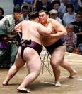 　王鵬（左）を攻める大の里。寄り切りで下す＝ＩＧアリーナ