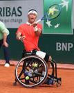 　車いすの部男子シングルス１回戦でプレーする小田凱人＝パリ（共同）