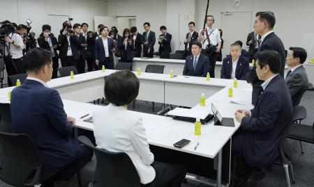 　自民、公明両党と日本維新の会が開いた高校授業料の無償化に関する実務者協議＝２日午後、国会