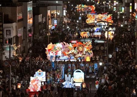 　色彩豊かな武者灯籠が夏の夜を照らす「青森ねぶた祭」が始まり、青森市中心部を進むねぶた＝２日夕