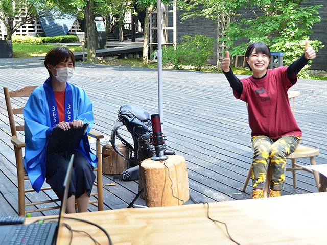 自身のアウトドアの体験などを紹介し、岐阜の魅力を伝えるかほなんさん（右）＝美濃市曽代、県森林文化アカデミー