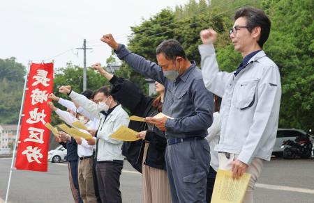 　抗議集会で米軍揚陸艇の夜間航行訓練の中止を訴える参加者＝１５日午後、長崎県西海市