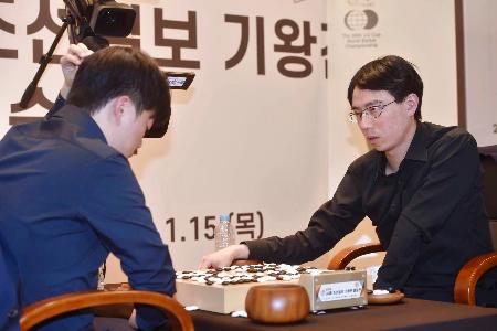 　囲碁の主要国際戦、第３０回ＬＧ杯決勝３番勝負第１局で勝利した一力遼五冠（右）＝１２日、韓国・ソウル（韓国棋院提供）