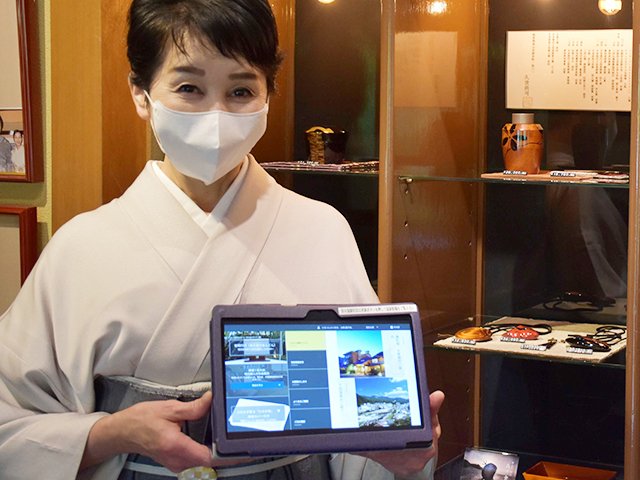 浴場の空き確認などに活用されるタブレット端末＝下呂市森、水鳳園