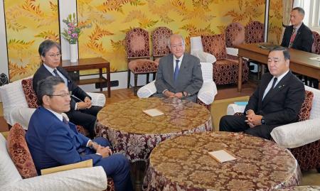 　会談に臨む自民党の鈴木幹事長（奥右）と立憲民主党の安住幹事長（同左）ら＝１２日午前、国会