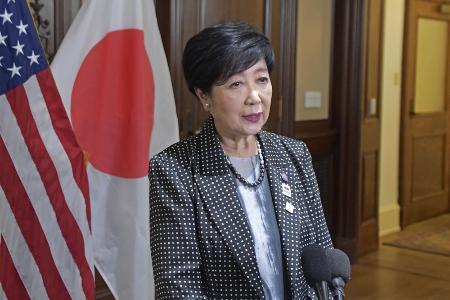 　２１日、米ワシントンで記者団の取材に応じる小池百合子東京都知事