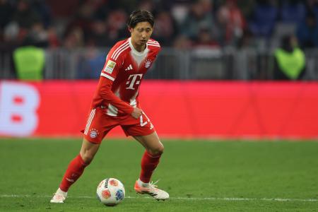 　フライブルク戦でボールを運ぶバイエルン・ミュンヘンの伊藤洋輝＝２２日、ミュンヘン（ゲッティ＝共同）