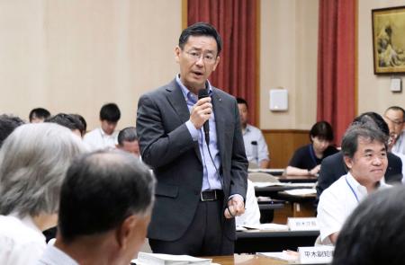 　リニア中央新幹線の工事による影響を議論する静岡県の専門部会であいさつする平木省副知事＝２０日午前、静岡県庁