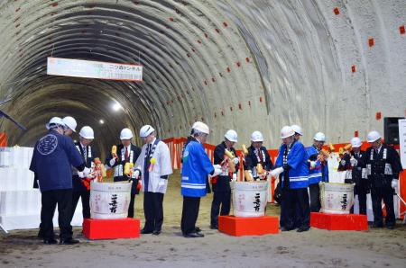 　鏡開きで二ツ森トンネルの貫通を祝う出席者＝５日、北海道仁木町