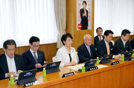 　自民党総務会に臨む有村総務会長（左から３人目）ら。国家安全保障戦略など安保関連３文書の改定に向けた政府への提言案を審議した＝９日午前、東京・永田町の党本部
