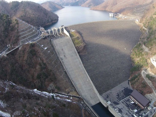 浜名湖二つ分という日本一の総貯水量を誇る徳山ダム。西濃地域の治水や発電を担っている＝揖斐郡揖斐川町（水資源機構提供）