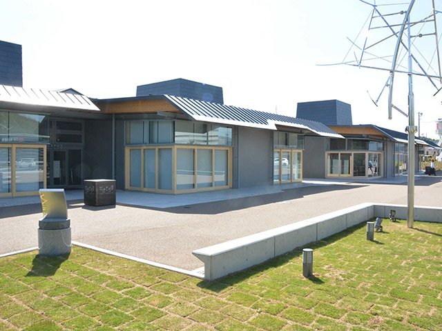 刃物をイメージした軒が特徴的な建物。関伝乱舞のモニュメント（右）が出迎える＝関市平和通