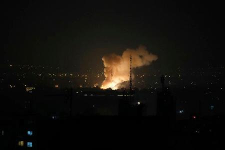 　１３日、イラン・テヘランで上がる煙（ＡＰ＝共同）