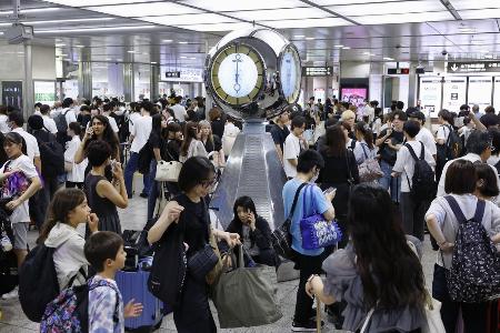 　利用客で混雑するＪＲ名古屋駅＝２０２４年