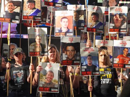 　イスラム組織ハマスに拘束されている人質の解放を求める集会で、停戦を訴える参加者ら＝１２日、イスラエル・テルアビブ（共同）