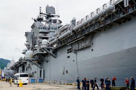 　米海軍佐世保基地に配備された強襲揚陸艦「トリポリ」＝２３日午後、長崎県・佐世保港