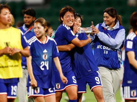 　ベトナムに快勝し笑顔で引き揚げる植木（９）、高橋（５）ら女子日本代表＝パース（ＡＰ＝共同）