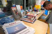 　売店で売られる、中国軍が潜水艦発射弾道ミサイル（ＳＬＢＭ）を発射した写真を１面に掲載した中国紙＝７日、北京（共同）