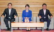 　閣議に臨む（左から）林総務相、高市首相、茂木外相＝１２日午前、首相官邸