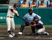 　花巻東―東洋大姫路　３回裏東洋大姫路２死二塁、白鳥が左中間に適時二塁打を放つ。捕手高橋蓮＝甲子園