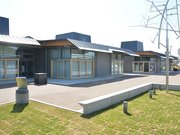 刃物をイメージした軒が特徴的な建物。関伝乱舞のモニュメント（右）が出迎える＝関市平和通