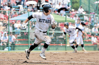岐阜北×大垣工＝５回裏岐阜北１死満塁、中前に適時打を放ち、一塁に向かう阿知波＝大垣北公園
