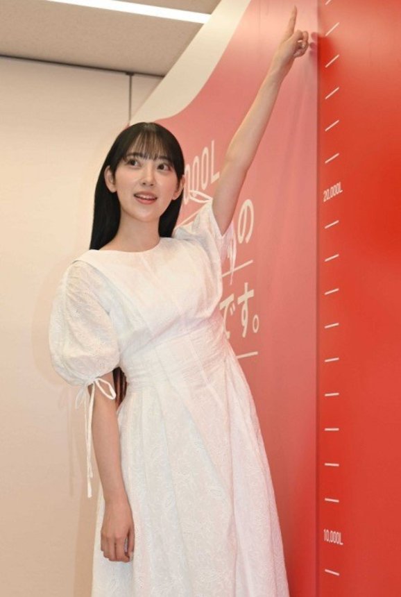 目標の３万リットルの献血を呼びかける堀未央奈さん＝県庁