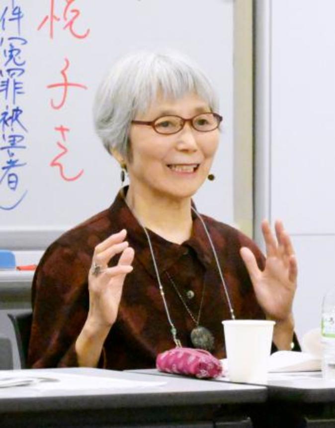 　龍谷大の公開講義で学生の質問に答える山田悦子さん＝２７日午後、京都市