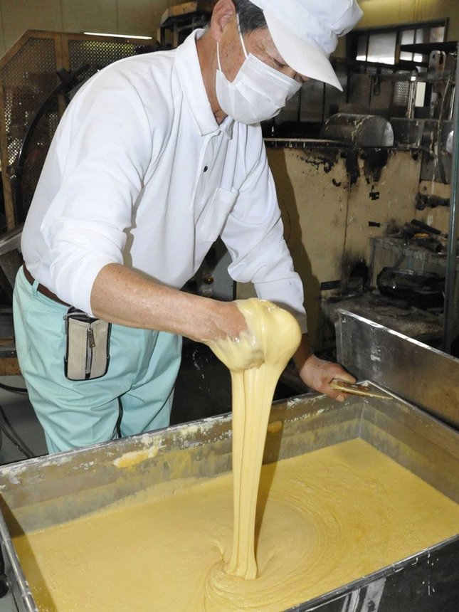 生地の粘度を確認する稲垣伸作社長