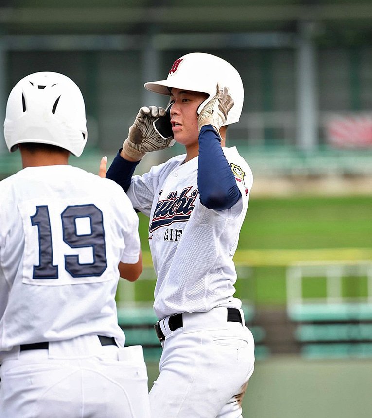 １年生ながら３安打の活躍で打線を引っ張った岐阜第一の水野＝長良川球場