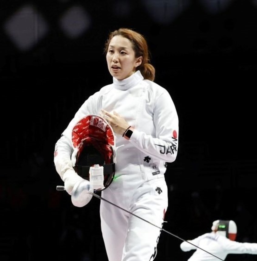 女子エペ個人３回戦で敗れ、引き揚げる佐藤希望＝幕張メッセ