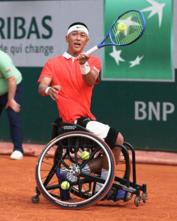 　車いすの部男子シングルス１回戦でプレーする小田凱人＝パリ（共同）