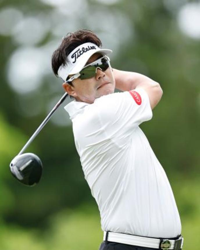 　第３日、通算１２アンダーで首位のＨ・Ｗ・リュー＝日野ＧＣ