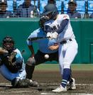 　沖縄尚学―山梨学院　１回裏沖縄尚学２死三塁、宜野座が左前に同点打を放つ。捕手横山＝甲子園