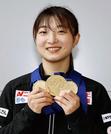 　プラハから帰国し、金メダルを手に取材に応じる坂本花織＝３１日、関西空港