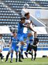 ＹＳ横浜×ＦＣ岐阜＝前半、空中で相手と競り合うＦＣ岐阜のＦＷンドカ＝ニッパツ三ツ沢球技場