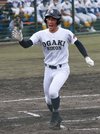 大垣日大×県岐阜商＝１回表大垣日大１死三塁、先制の２ランを放ち、ナインとハイタッチする山田＝大垣北