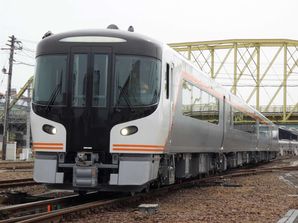高山線でデビューするＪＲ東海の新しい特急車両「ＨＣ８５系」＝名古屋市、ＪＲ東海・名古屋車両区
