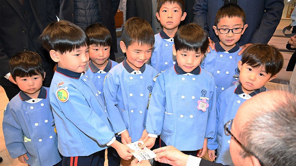 義援金を手渡す園児＝１日午前１０時、岐阜新聞本社