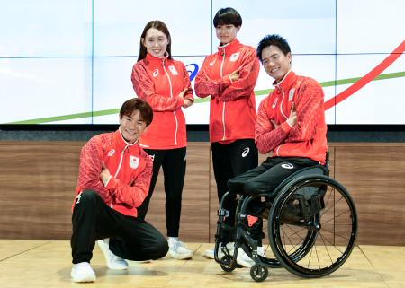 　愛知・名古屋アジア大会、アジアパラ大会の日本選手団公式スポーツウェアを着用し、写真に納まる（前列左から）半井重幸、鳥海連志。（後列左から）福田果音、小屋松恋＝８日、東京都新宿区