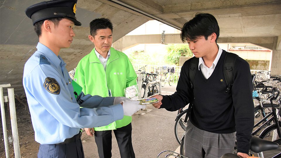 利用者に自転車の施錠の徹底などを呼びかける署員ら＝岐阜市細畑、名鉄細畑駅自転車駐車場