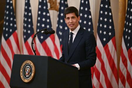 　米ホワイトハウスで開かれたＦＲＢ議長の就任式で発言するウォーシュ氏＝５月２２日（ゲッティ＝共同）